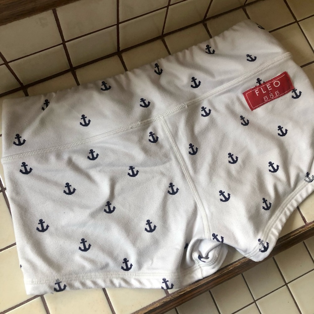 Fleo shorts size medium